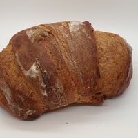 Ein dunkles Brot, welches durch das Reifen des Teiges während 24 Stunden im Eichenfass ein unvergleichliches Aroma entwickelt.