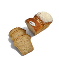 Dieses Brot hat einen kräftigen Geschmack und eine saftige Kruste. Es wird ohne Weizenmehl hergestellt. Gewicht gross: 425g