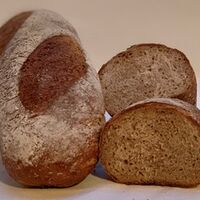 Dieses Brot aus Weizenmehl und Weizenschrot zeichnet sich besonders durch seine knusprige, eher dunkel gebackene Kruste aus. Dadurch erhält das Belperbrot eine feine Röstnote.