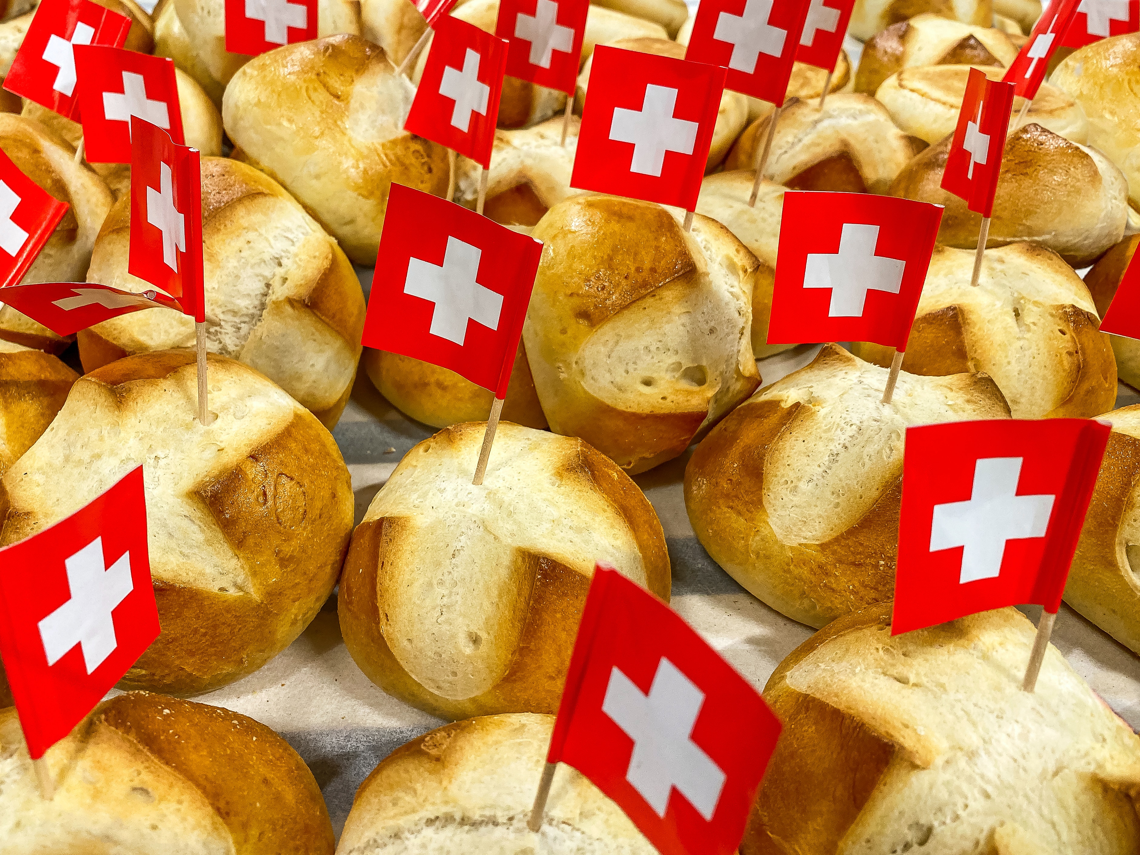 Petit pain du 1er août avec drapeau suisse planté